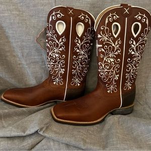 All orders ship in the next 1-3 business days! 
Peanut Brown Twisted X Boots